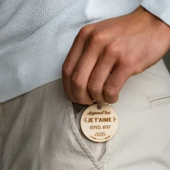 Porte-clés personnalisé gravé bois médaille 50 mm "Je t'aime depuis..." - Nos petits imparfaits