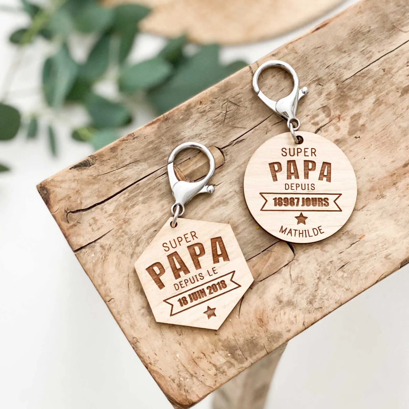 Porte-clés personnalisé gravé bois médaille hexagone 52x45 mm - "Super papa depuis"