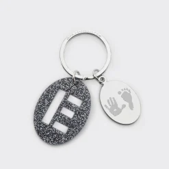 Porte-clés personnalisé médaille gravée ovale acier et breloque initiale acrylique pailleté bleu nuit
