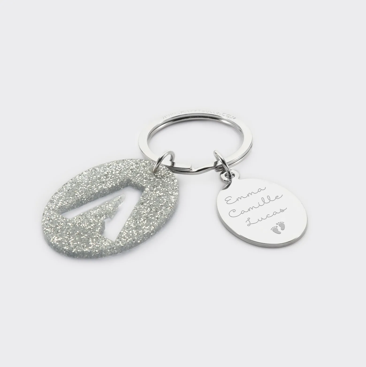 Porte-clés personnalisé médaille gravée ovale acier et breloque initiale acrylique pailleté argenté