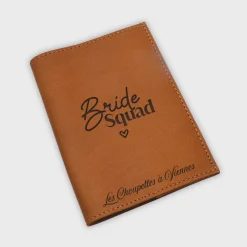 Protège passeport EVJF personnalisé cuir couleur Caramel
